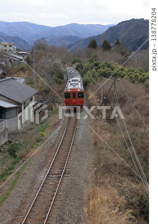 JR四国、土讃線、三縄駅付近をゆく観光列車「四国まんなか千年ものがたり」（手前が高松方向） 138778204