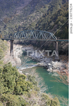 JR四国、大歩危峡の第2吉野川橋梁(左が高松、右が高知) JR四国、大歩危峡の第2吉野川橋梁(左が高松、右が高知) 138778234
