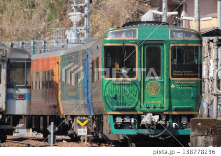 JR四国、土讃線の大歩危駅に普通列車と並んで停車中の観光列車「四国まんなか千年ものがたり」 JR四国、土讃線の大歩危駅に普通列車と並んで停車中の観光列車「四国まんなか千年ものがたり」 138778236
