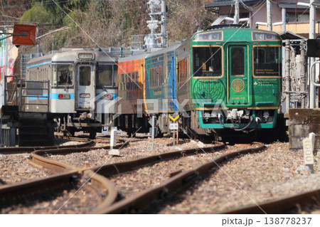 JR四国、土讃線の大歩危駅に普通列車と並んで停車中の観光列車「四国まんなか千年ものがたり」 JR四国、土讃線の大歩危駅に普通列車と並んで停車中の観光列車「四国まんなか千年ものがたり」 138778237