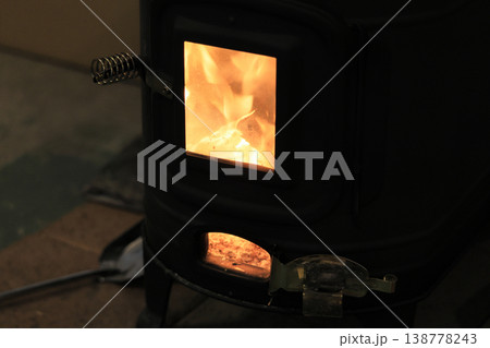 薪ストーブの炎 138778243