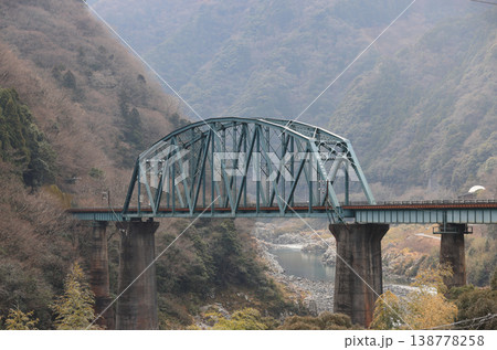 大歩危峡の第2吉野川橋梁(左が高知、右が高松) 大歩危峡の第2吉野川橋梁(左が高知、右が高松) 138778258