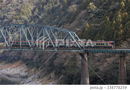 JR四国、大歩危峡の第2吉野川橋梁（左が岡山、右が高知）を渡る特急南風 138778259
