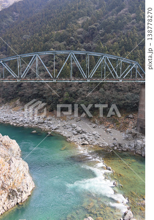 JR四国、大歩危峡の第2吉野川橋梁(左が高松、右が高知) JR四国、大歩危峡の第2吉野川橋梁(左が高松、右が高知) 138778270