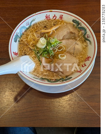 白いどんぶりのラーメン 138778283