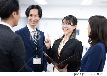 ミーティングする男女 138778356