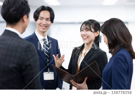 ミーティングする男女 ミーティングする男女 138778358