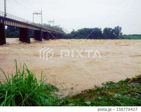 増水した川（大雨） 138778427