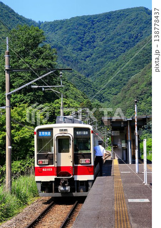 夏の日の温泉駅『中三依温泉』駅にて… 南会津路を快走する6050系 電車 138778437