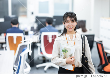 営業職の女性 138778768