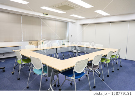 ミーティングや研修に最適なロの字型レイアウトの無人の会議室 ミーティングや研修に最適なロの字型レイアウトの無人の会議室 138779151