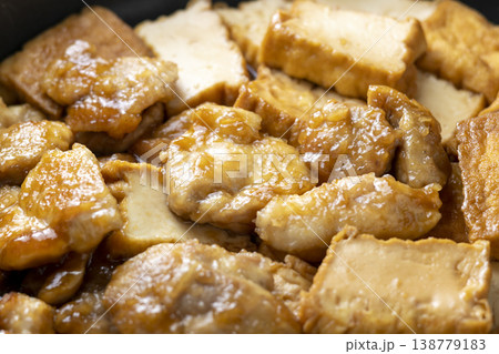 鶏肉と厚揚げの炒め物、調理シーン。 鶏肉と厚揚げの炒め物、調理シーン。 138779183