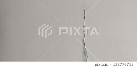 Cracked interior wall with long vertical split showing structural stress damage and aging surface condition Cracked interior wall with long vertical split showing structural stress damage and aging surface condition 138779715