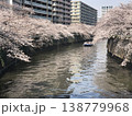 川にかかる桜 138779968