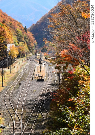 秋のJR釜石線(銀河ドリームライン釜石線)陸中大橋駅 秋のJR釜石線(銀河ドリームライン釜石線)陸中大橋駅 138780034