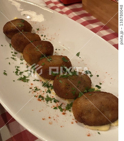スペイン料理のコロッケ スペイン料理のコロッケ 138780048