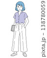 タブレットを持つ夏服のオフィスカジュアル女性のベクターイラスト 138780059
