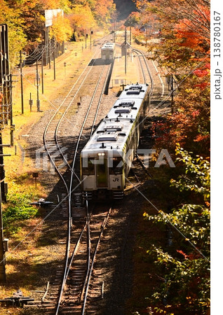 秋のJR釜石線(キハ110系)陸中大橋駅付近 秋のJR釜石線(キハ110系)陸中大橋駅付近 138780167