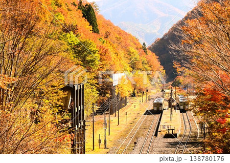 秋のJR釜石線(キハ110系)陸中大橋駅付近 秋のJR釜石線(キハ110系)陸中大橋駅付近 138780176