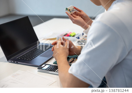 電子回路を勉強している若い男女の手元 138781244