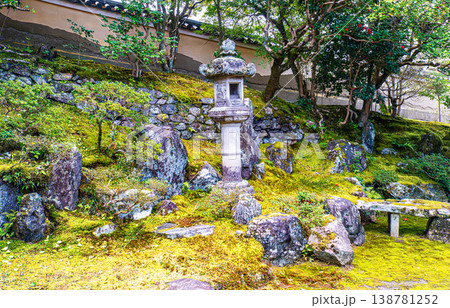 京都、霊鑑寺庭園の石灯籠 京都、霊鑑寺庭園の石灯籠 138781252