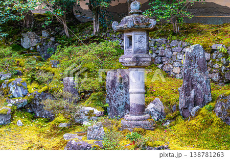 京都、霊鑑寺庭園の石灯籠 138781263