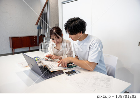 電子回路を勉強している若い男女 電子回路を勉強している若い男女 138781282