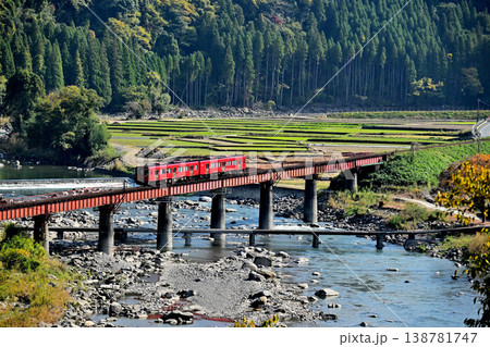 久大線鉄橋を渡る赤い列車 138781747