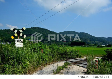踏切ある田舎の風景 踏切ある田舎の風景 138781754