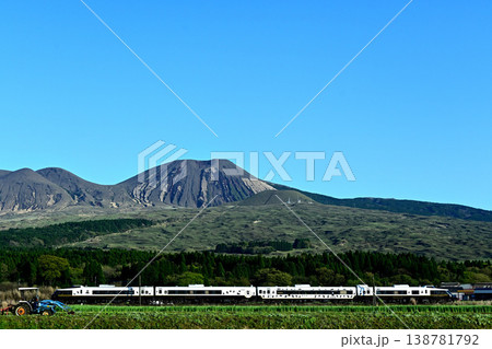春の青空の下、阿蘇山前あそボーイ特急列車 138781792