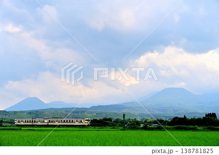 霧島連山をバックに走るローカル線 霧島連山をバックに走るローカル線 138781825