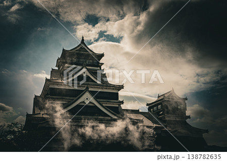 立ち込める煙と黒雲に包まれた威風堂々たる城 138782635
