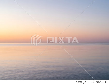 静寂の海と優しい夕焼けの風景 138782801