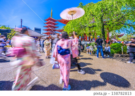 日本の東京都市景観インバウンドは続く…外国人観光客らで賑わう浅草寺。まるで異国…＝4月12日 138782813