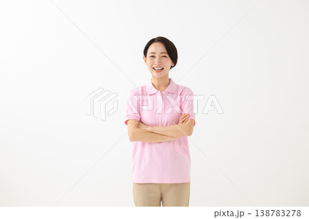 腕組みをするミドル女性 腕組みをするミドル女性 138783278