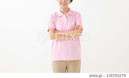 腕組みをするミドル女性 腕組みをするミドル女性 138783279