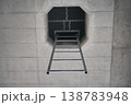 コンクリートの天井から伸びるはしご 138783948