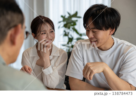 家造りの事を業者に相談している若いカップル 138784473