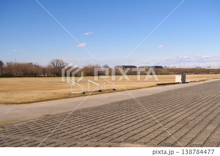 早春の平日の江戸川河川敷の誰もいないサッカー場風景 早春の平日の江戸川河川敷の誰もいないサッカー場風景 138784477