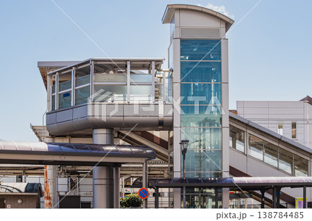 晴れた日のJR焼津駅南口の風景(静岡県) 138784485