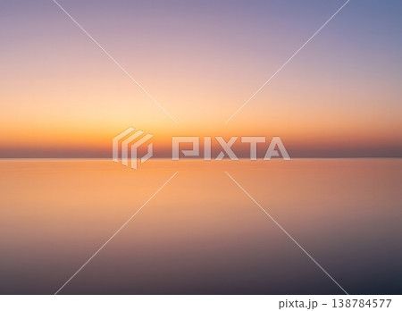 静寂に包まれた海と夕焼けの美しい風景 138784577