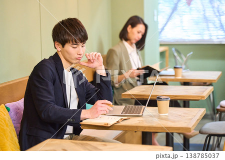 カフェ風のコワーキングスペースでノートパソコンを使い作業する男女 カフェ風のコワーキングスペースでノートパソコンを使い作業する男女 138785037