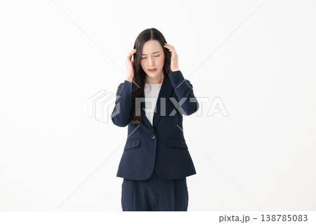 悩む女性 悩む女性 138785083