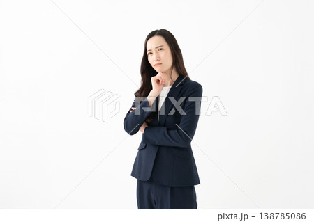 悩む女性 138785086