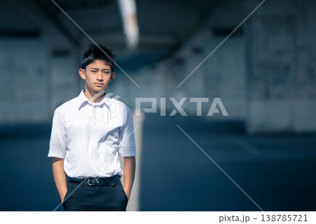 未来を見つめる男子学生のポートレート 138785721