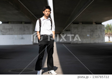 都会の風景に映える白シャツ姿の爽やかな日本人学生 138785722
