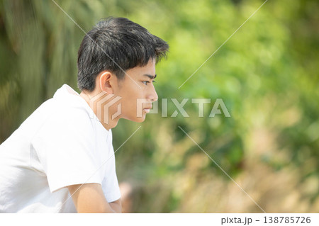 何かに思いを馳せる凛とした表情の男子高校生(横顔) 何かに思いを馳せる凛とした表情の男子高校生(横顔) 138785726