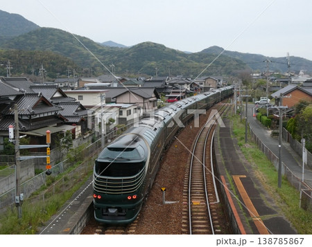 山陰本線・吉見駅を通過するトワイライトエクスプレス瑞風 山陰本線・吉見駅を通過するトワイライトエクスプレス瑞風 138785867