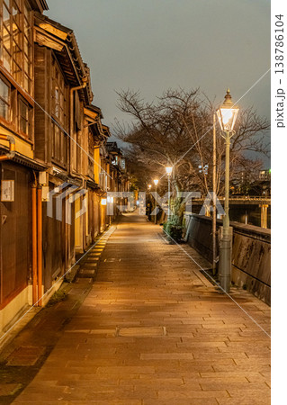 日本 金沢の主計町茶屋街の夕景 夜景 日本 金沢の主計町茶屋街の夕景 夜景 138786104