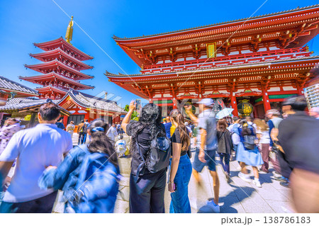 日本の東京都市景観インバウンドは続く…外国人観光客らで賑わう浅草寺。まるで異国…=4月12日 日本の東京都市景観インバウンドは続く…外国人観光客らで賑わう浅草寺。まるで異国…=4月12日 138786183